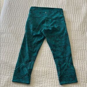 Women’s Lulu LemonsTeal Patterned Active Capris